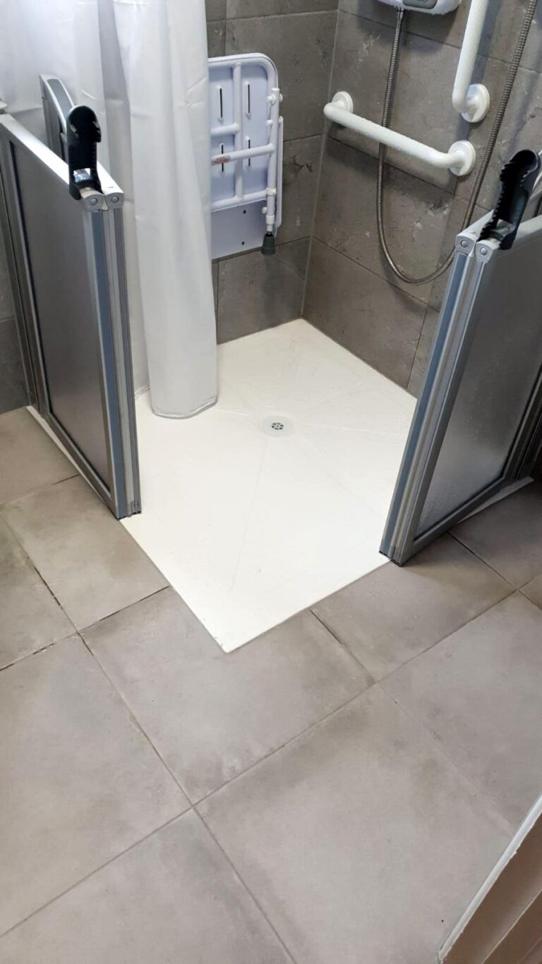Level Access Shower Tray Enclosures with Half Doors